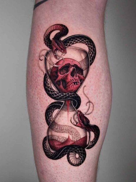 Tatuaggio teschio serpente e clessidra
