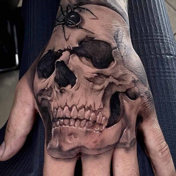 Tatuaggio teschio effetto tridimensionale sulla mano