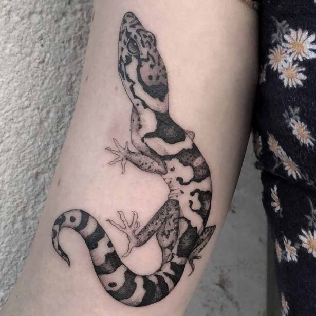 Tatuaggio semplice in bianco e nero