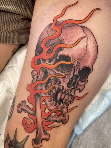 Tatuaggio teschio con le fiamme.