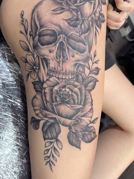 tatuaggio teschio con le rose 
