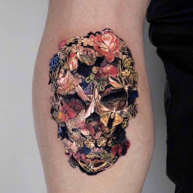 Tatuaggio teschio fantasia creato con i fiori