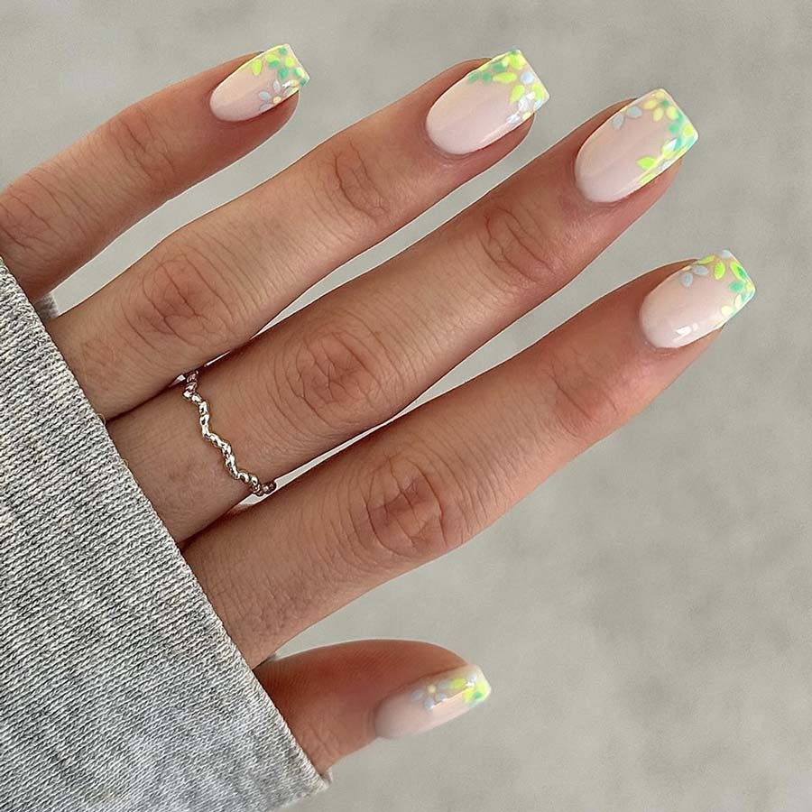 milky nails con fiori fluo