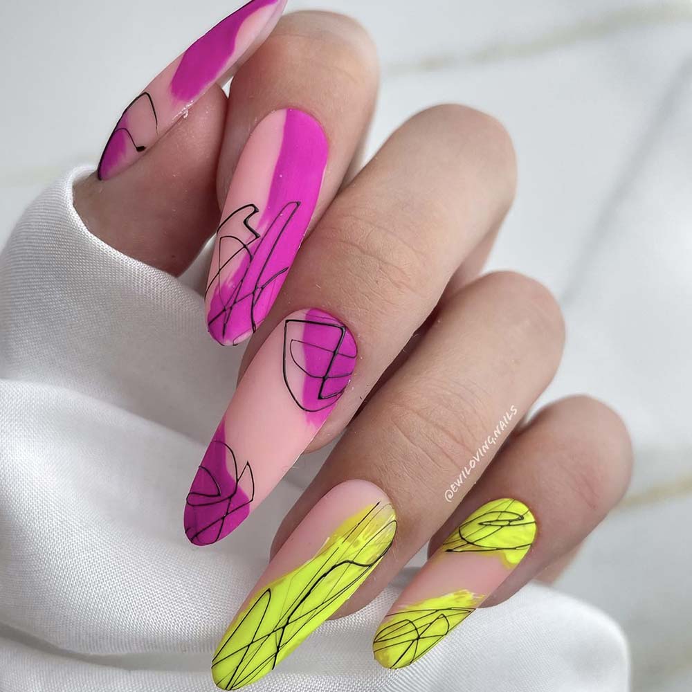 Unghie verde e fucsia fluo su base nude e disegni astratti