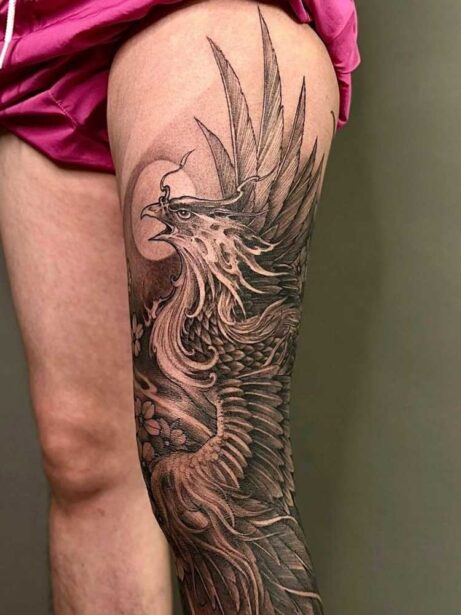 Tatuaggio Fenice elaborato sulla gamba